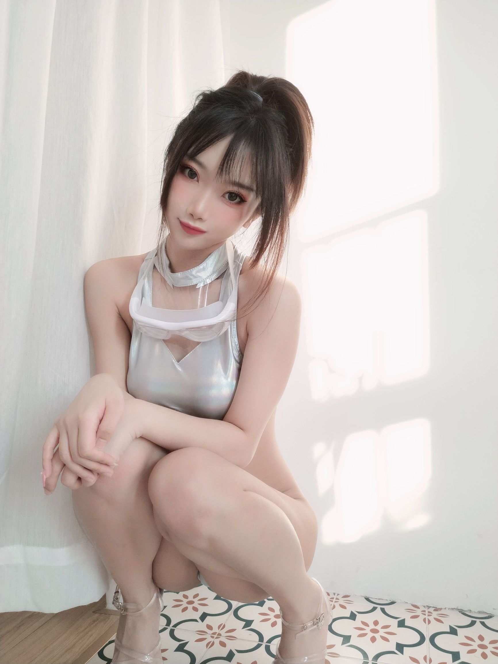 [网红COSER]白嫩美少女鬼畜瑶镭射竞泳插图2